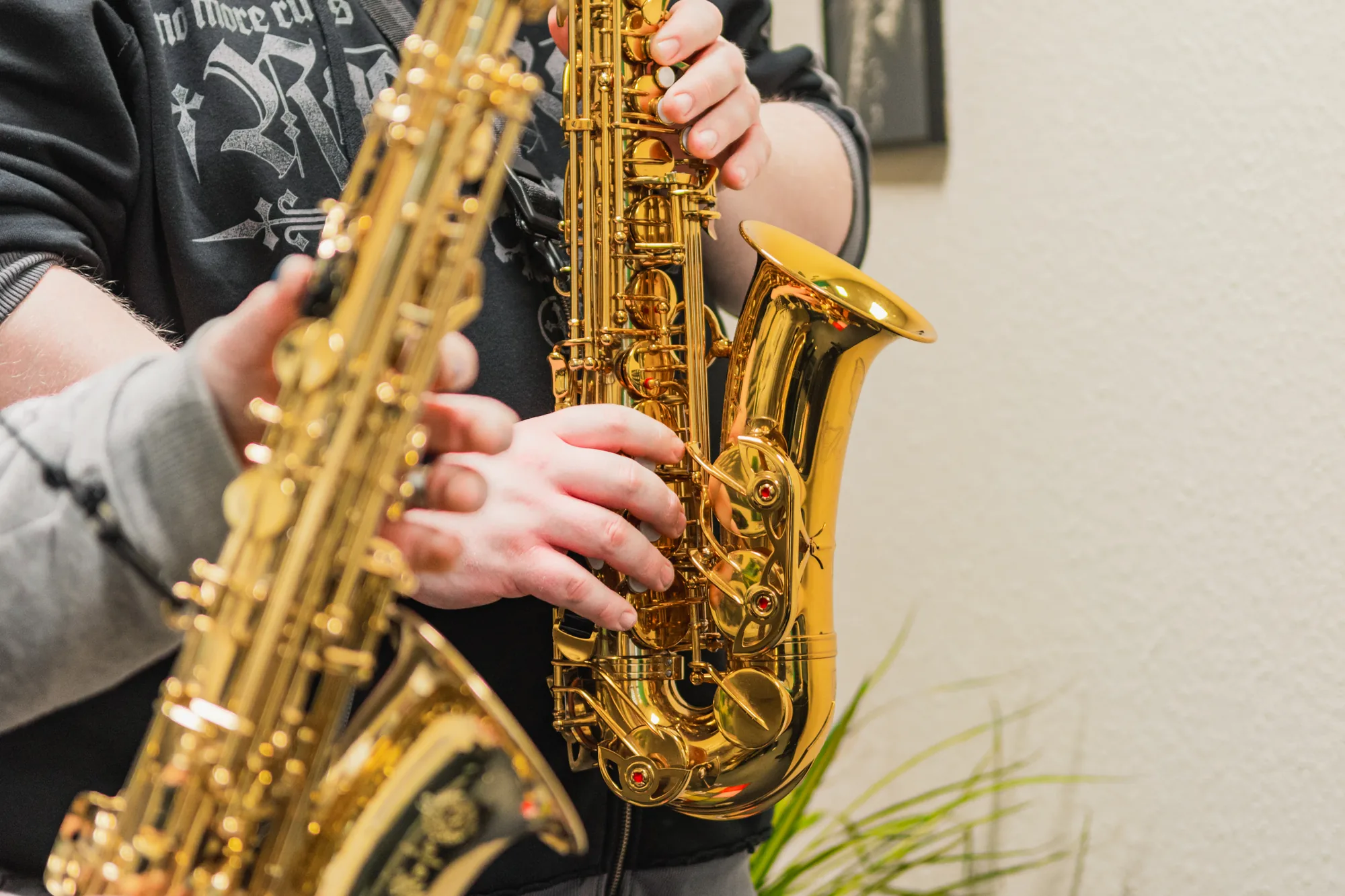 Zwei Saxophone beim gemeinsamen Musizieren